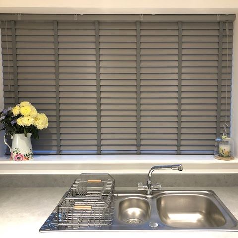 And just like that the weekend is over!! Loving the blinds I bought from @blinds2go still need to trim down and fit the pelmet though 🙈
🖤 #grey #home #interior #exterior #newbuild #offplan #newhouse #newhome #greyhome #greyinterior #greyobsessed #housedecor #homedecor #homelyfeel #firsttimebuyer #firsttimebuyers #newbuildhome #newbuildhouse #newhousejourney #newhomejourney #greyinspo #greyhomeinspo #inspo #houseinspo #homeinspo #interiorideas #kitchenblinds #blindstogo #blinds2go #woodenblinds