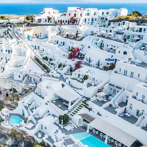 The beauty of Santorini, one of the world’s top destinations, is characterized by its Cycladic architecture: white painted villages that stand on top of the high red-colored cliffs. Is Santorini on your travel bucket list?
(Photos by @danicaspi) -
Like and Follow us for more updates!!! #roomporn #santorini #greece #cycladicarchitecture #architecture #greekislands #santorinigreece #icu_architecture #linesandgraphic #archi_unlimited #raw_architecture #creative_architecture #archimasters #jj_architecture #archimasters #excellent_structure #arkiromantix #archifeatures #broadmag #anotherplacemagazine #ignant #somewheremagazine #dezeen #architizer #residentialarchitecture #nextarch #architecturedaily #archigram ******