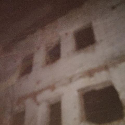 все-равно никто ничего не заметил🤓🔫 #ночь #улица #фонарь #аптека #заброшки #пыль #зеленый #коричневый #проститеядальтоник #окна #дверь