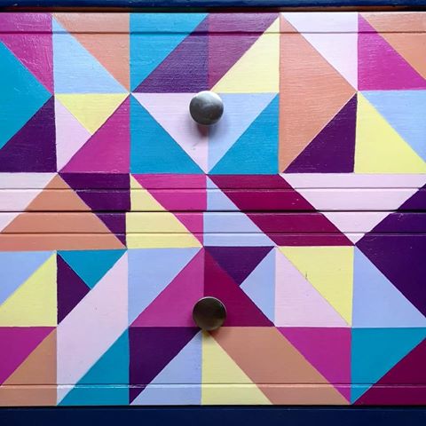 Saying goodbye to Geo. Yes I named her. We shed a tear when those lines kept us up at night, we share a bond deeper than her drawers OK!! #geometric
#geometricfurniture
#geometricdesign
#upcycle
#mydiymydecor
#Handpainted
#crashbangcolour
#brightspaceswelove