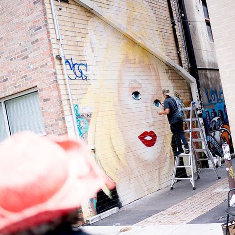 🎨Have you seen the @dollyparton mural in downtown Knoxville? Click my bio link to see how a motorcycle crash inspired San Antonio’s @colton_valentine_ to create it. (📸 @cmattheisphoto of @knoxvillephoto)