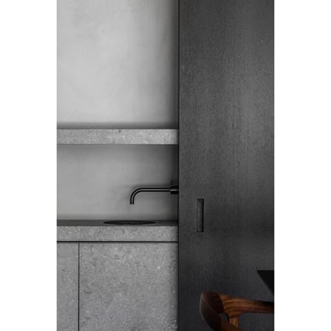 KITCHEN CORNERS | Intelligent use of space and custom made cabinets designed by @elementarchitecten.
_
#RigbyandRigby
#RandR_InteriorDesign