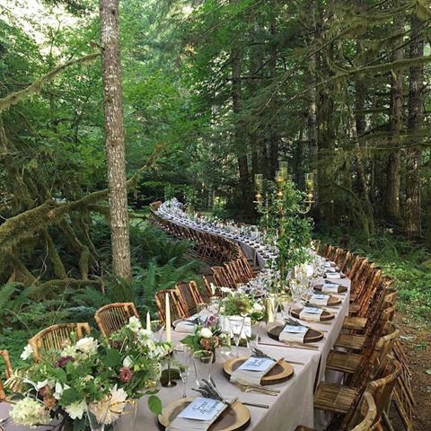 Inspiration from  @wonderstruckeventdesign an outdoor party event presentation that would keep them ( the guests ) talking. How fun. #parties #eventplanning #tablescapes #naturalsetting #partyplanning #designers #floraldesigners #interiordesign #outdoordesign #intothewoods #creative #creativity #planning #nature #naturalenvironment #mtrainier #nationalparks #wedding