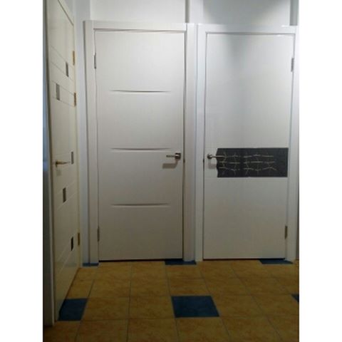 Двери в современном стиле - это не обязательно просто прямоугольное полотно с ручкой. Такие двери могут выделяться или цветом или фактурой. Фактура может быть интересна за счет необычной фрезеровки или за счет необычной отделки (шпон, окрашивание со спецэффектами)
.
.
.
#dvercog #dverikirov #doors #interiordoors #woodendoors #дверцог #дверцогкиров #межкомнатныедвери #шпон #окрашивание #современныедвери