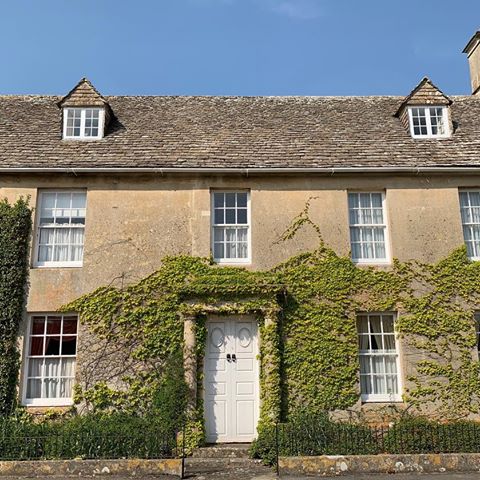 Not your typical rock faced Cotswold stone house, but nevertheless still beautifully cut Cotswold stone stone. 
Love the symmetry although it looks like the ivy on the left should be hiding some windows 💚
.
.
.
#discovercotswolds #cotswolds #myhousebeautiful #propertysearch #cotswoldbuyingagent