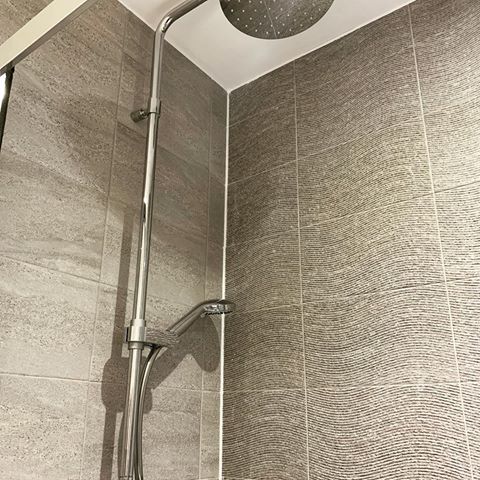 Happy Sunday! Can’t beat a hot shower and relax to prepare for the week ahead 🧖🏻‍♀️ so glad we upgraded the shower to the aqualisa monsoon head 🚿  Enjoy your evenings ☺️