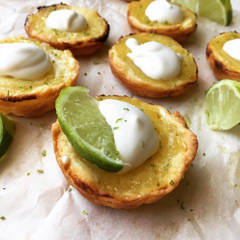 There’s a special kind of magic when you have all the ingredients on hand for a recipe 🙌🏻. These Mini Lime Tarts with Coconut Whipped Cream are wonderfully tangy with a crispy, buttery crust. Will definitely make these again!
#limetart #coconutcream #lime #springbaking #kingarthurflour #highaltitudebaking #homebaker #bakefromscratch #thebakefeed #bakersofig #milehighbaking #denver #surlatable