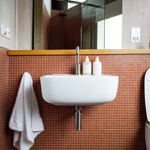 Loving this amazing bathroom in Dune House. The use of rich terracotta coloured tiles and the amazing view out. Pretty special for a Sunday! .
.
#tangentgc #skincare #bathroom #design #Architecture #interiordesign #homeinspo #archdaily #organic #soap #cmf #yodandco #currentmood #mood