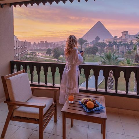 Talk about breakfast with a view 😍Do you have the Pyramids on your bucket list? (📷: @danaemercer & @marc_nouss 📍: @marriottmenahousecairo, Egypt)