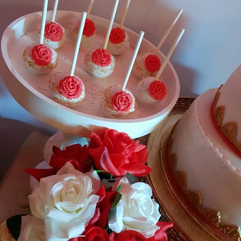 🌹Babyshower🌹
#babyshower #whiteroses #decorations
#cakepops #roses #cuties #sweettable #snoeptafel #decoracao #gold #goud #feestje #eindhoven #festainfantil