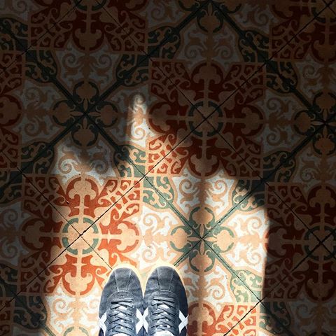 Llum de Divendres 
#goodmorning #bonjour #gutenmorgen #buongiorno #bcn #barcelona #elmeupetit_pais #light #munich 
#floor #vintage #instavintage #instafloor #bcn  #walk #walkgrafias #unlimitedbarcelona #total_art #munichsports #total_barcelona #shoes #citylifestyle #citylife #vintage #shoesaddict #total_geometric_forms#barcelona_turisme