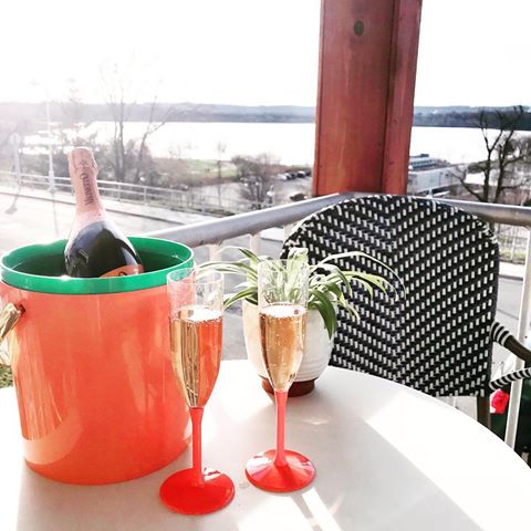 Cheers to beautiful days on the balcony!🍾🥂
.
.
.
.
.
#hamont #hamiltonontario #hamiltontourism #hamiltonharbour #travelontario #escapetoronto #escapeottawa #airbnb #airbnbhamilton #airbnbcanada #airbnboftheday #balconyviews #stellarspaces #mybeachybungalow  #letsjungelize #hauteeclectic #yourthriftstyle #peepmypad #candycoloredcrush #mylvmgrm #mybohoretreat