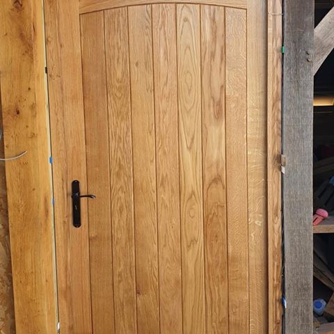 Another door we have made for the project in Hundon. We’re closing in on this one now. •
#door #oak #handmade #joinery #joiner #craft #craftsman #craftsmen #woodwork #woodworker #oakdoor #cambridge #uk #essex #suffolk #cartlodge #workshop #woodworkers #finewoodwork