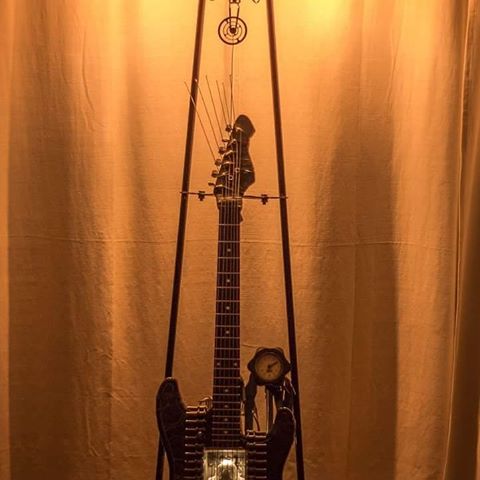 #lamp #guitare#guitar #ligh #metalart #recyclingart #recycledfashion #homedecor#instrumental #music #steampunkstyle#sculptures #ironwork#armen71 #artwork